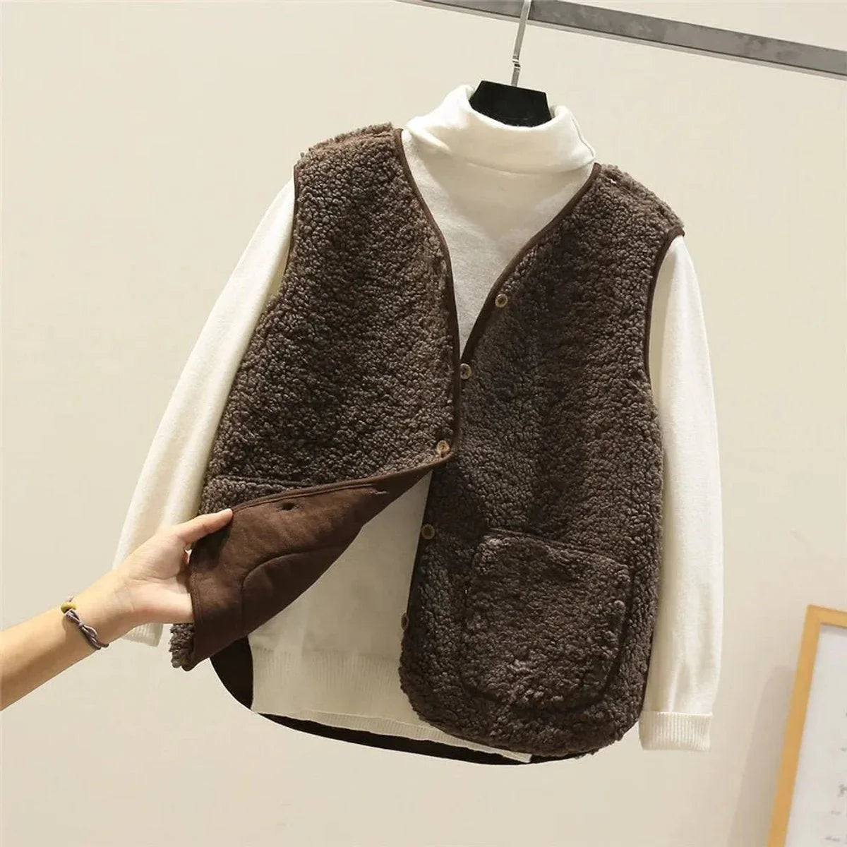 Women's sherpa fleece button-front puffer vest – Brown